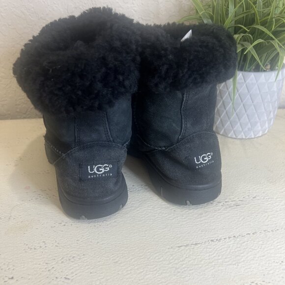 UGG Australia Women’s Ultra Short Boots Black Fur Trim Pull On Size 7 US - Picture 4 of 9